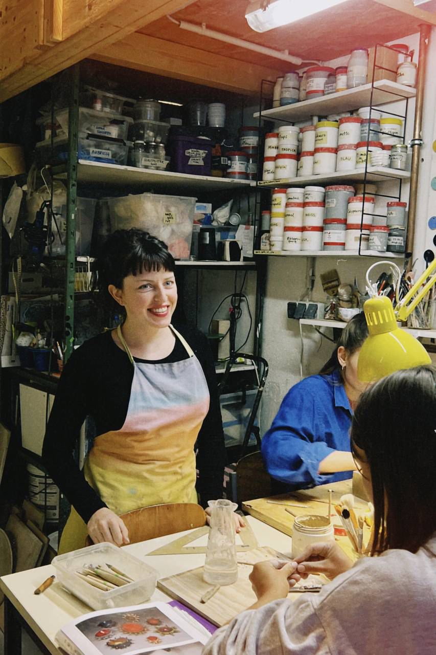 Sophia in ihrer Keramikwerkstatt beim Workshop