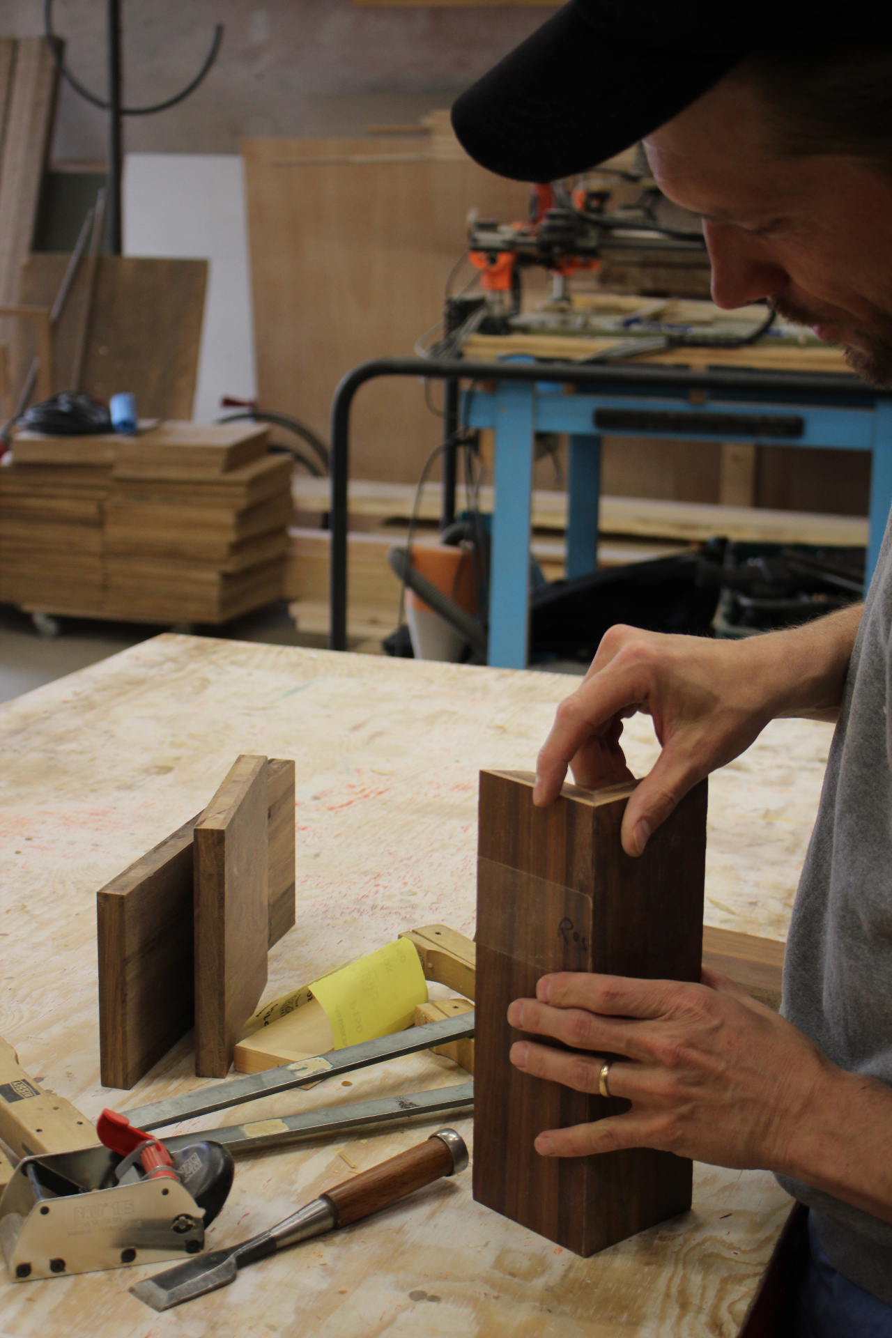 Konzentrierte Arbeit am Holzobjekt in der Werkstatt