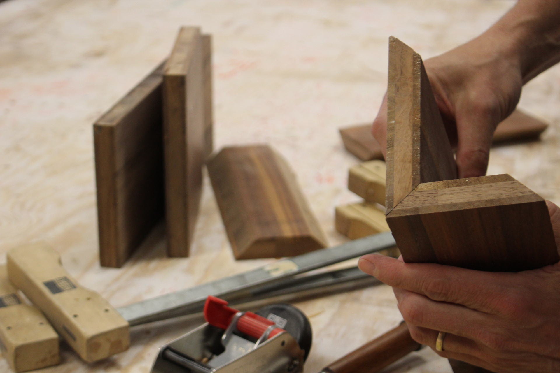 Holzwerkstatt-Teamevent: Hände am Werkstück